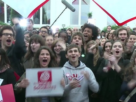 Ambiance au siège du Parti socialiste pendant l'annonce des résultats du premier tour des élections législatives