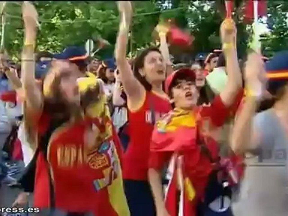 Miles de aficionados animan a la selección ante Italia