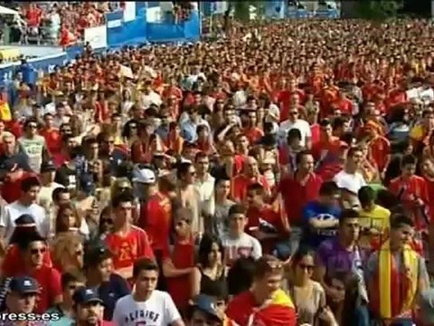 Miles de aficionados animan a la selección en su debut