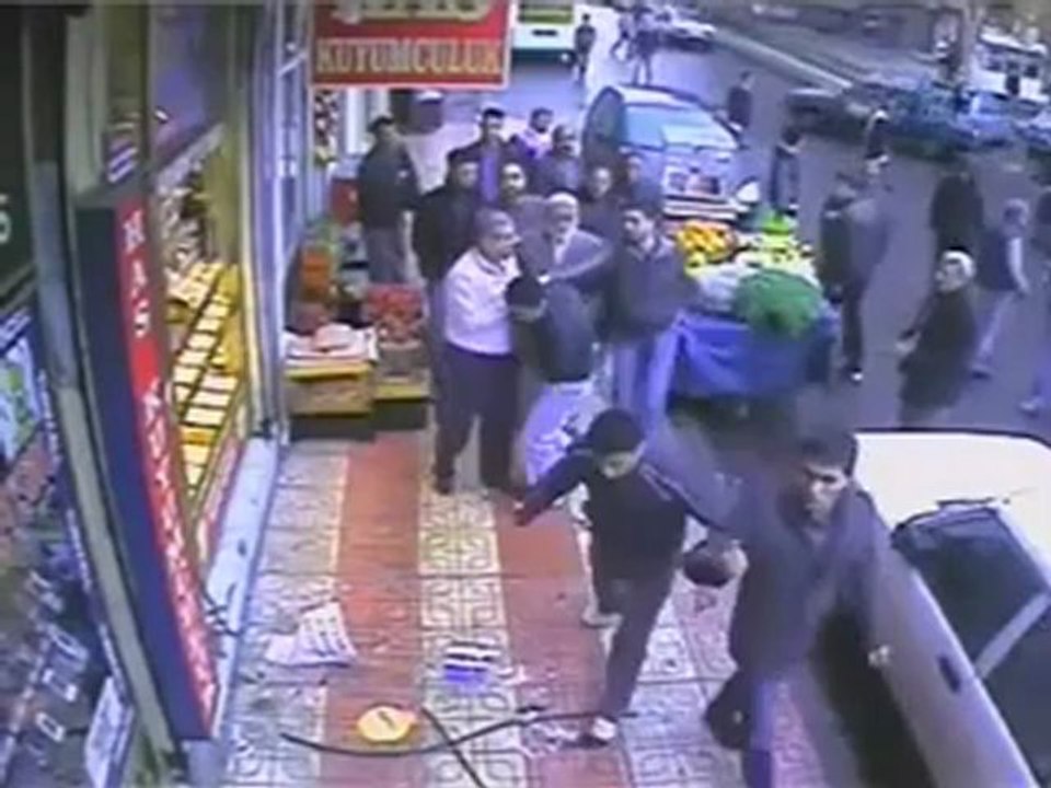 لص حاول سرقه محل ذهب في تركيا لكن انتهى امره بالضرب-يا ساتر