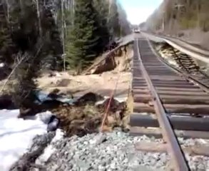 Il filme une voie ferrée qui s'effondre