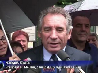 Isolé, Bayrou continue de plaider sa cause entre PS et UMP