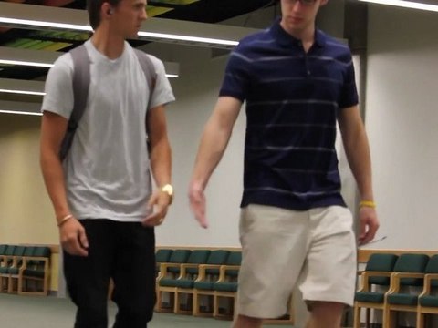 Tenir la main à des inconnus (Blague)