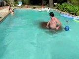 Pet foireux dans la piscine