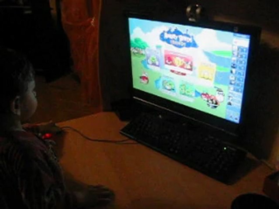 Corentin qui joue à Angry Bird tout seul ! Pas mal pour un enfant de même pas 2 an 1/2.