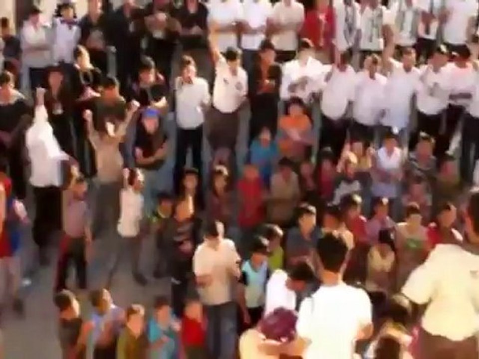 Syria فري برس ادلب معرة حرمة مظاهرة مسائية مع لوحات باسماء بعض المجازر11 6 2012 Idlib