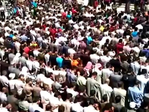 Syria فري برس ادلب كفرومة الصلاة على الشهيد المنشق طارق البيور وهو اخ لشهيدين سبقوه في الشهادة 11 6 2012 Idlib