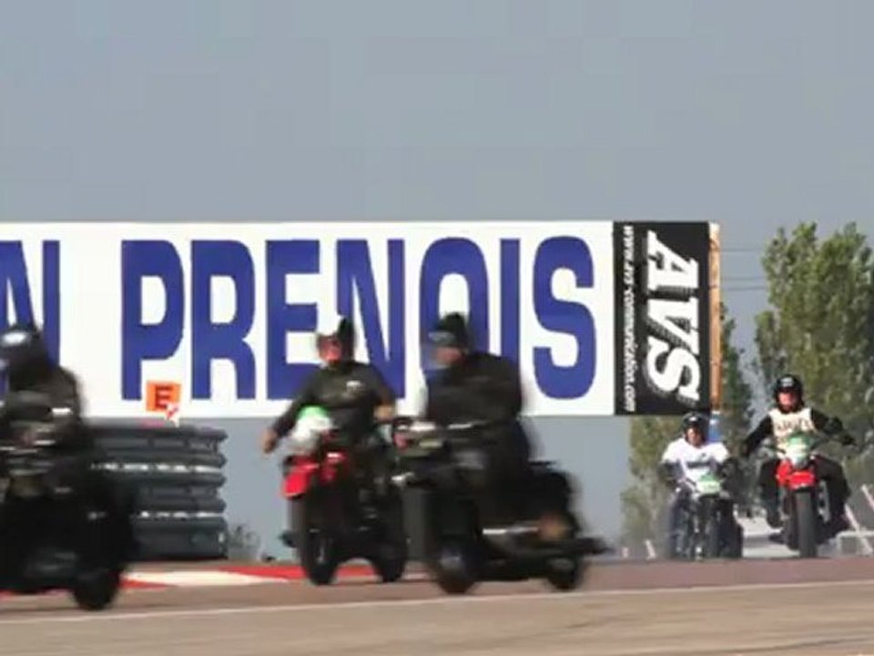 Le bord de piste au sommet du virage