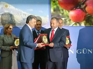 Cumhurbaşkanı Gül, Iğdır'lı İş Adamlarına Plaket Verdi.