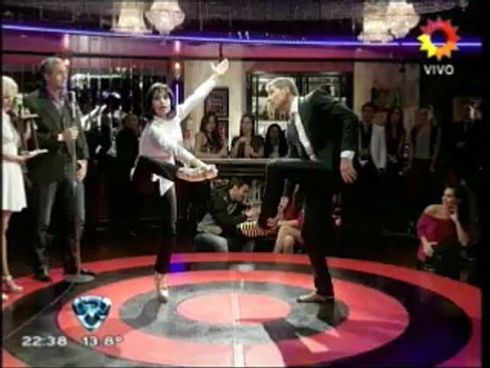 Flor Peña y tinelli en la apertura de Showmatch 2012