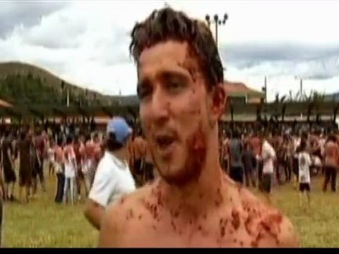 Une bataille géante de tomates en Colombie