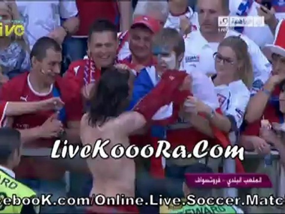 بيتر ييراسك هداف التشيك يقبل مشجعه بعد مباراه