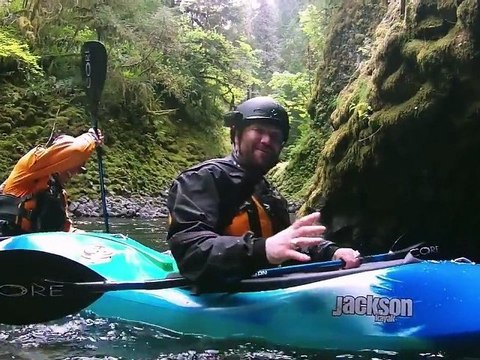 Bam Margera et Steve Fisher descendent une chute d'eau en Kayak