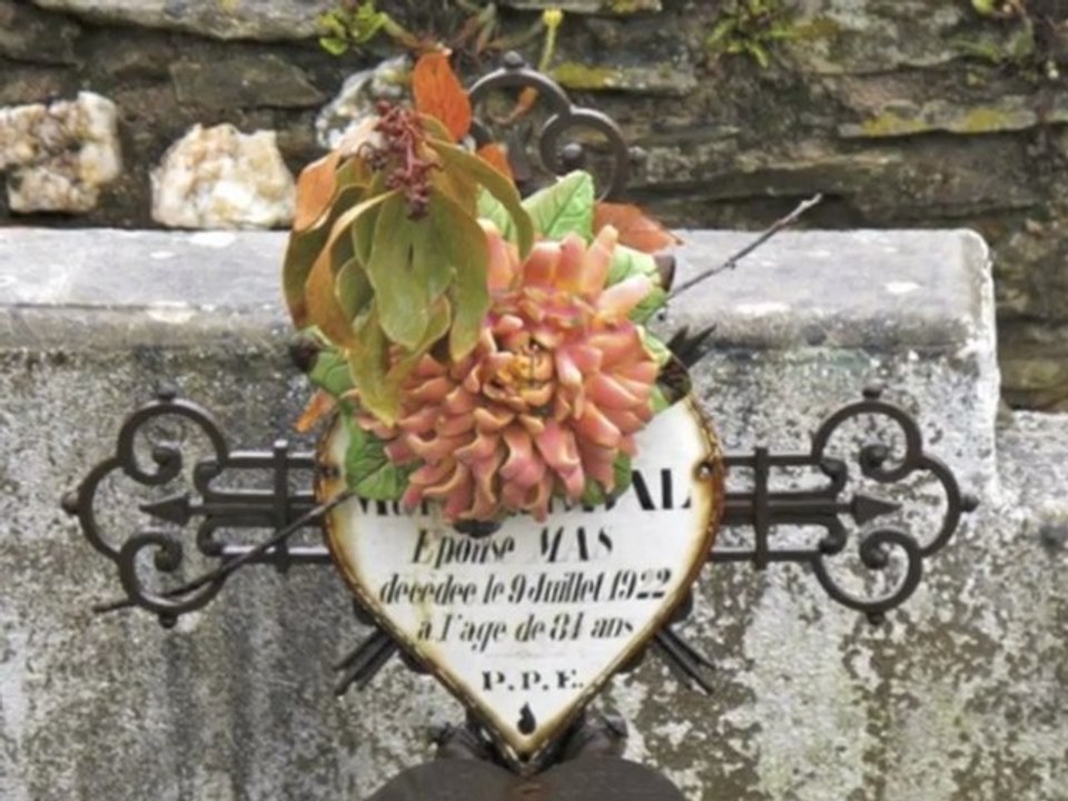 Un vieux cimetière sous la pluie