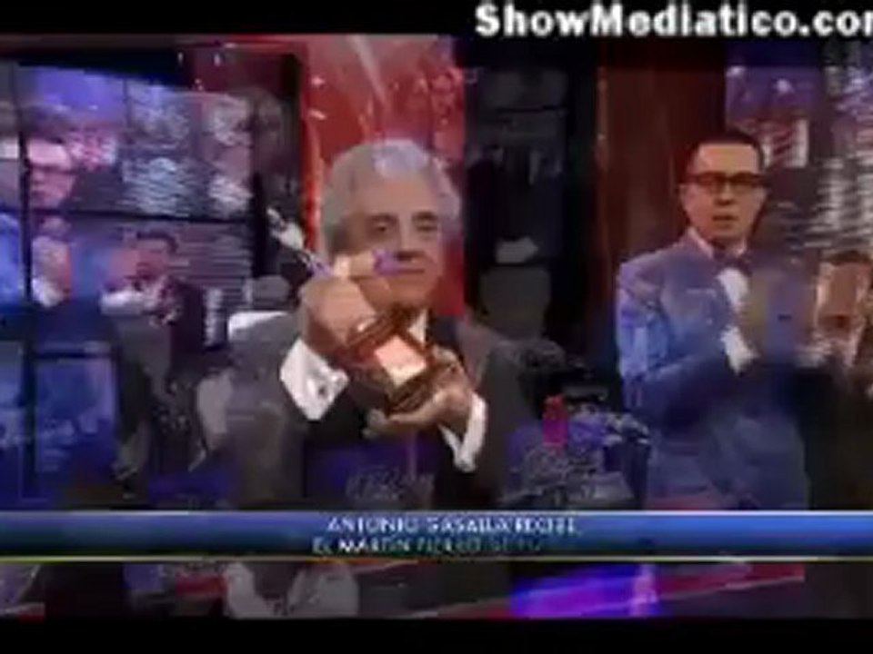 Marcelo Tinelli le entrego el Martín Fierro de platino