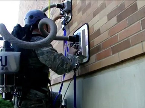 Escalader un mur avec un aspirateur à ventouse