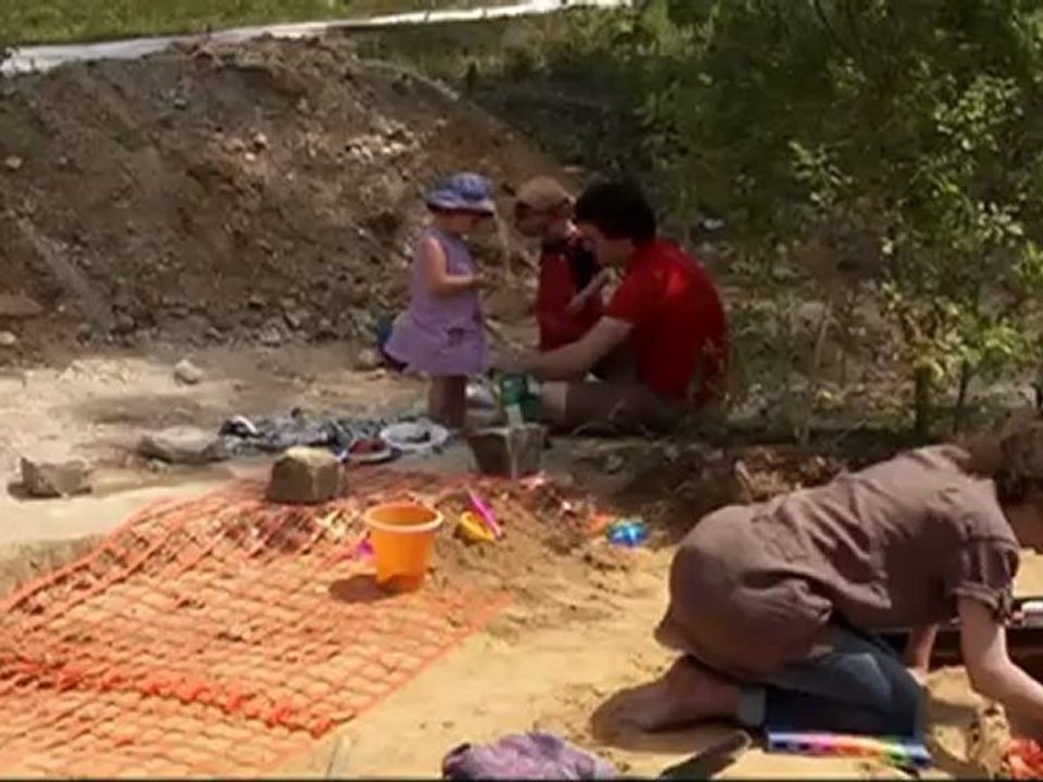 Archéologie contemporaine : fouille archéologique du Déjeuner sous l'herbe de Daniel Spoerri à Jouy-en-Josas