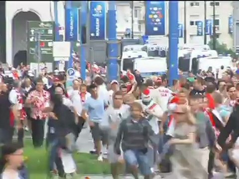 Hinchas polacos y rusos se enfrentan en la calles de Varsovia