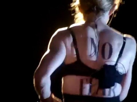 Madonna montre ses fesses à Rome