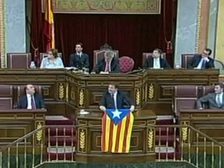 Un diputado de ERC saca la bandera independentista catalana en el Congreso