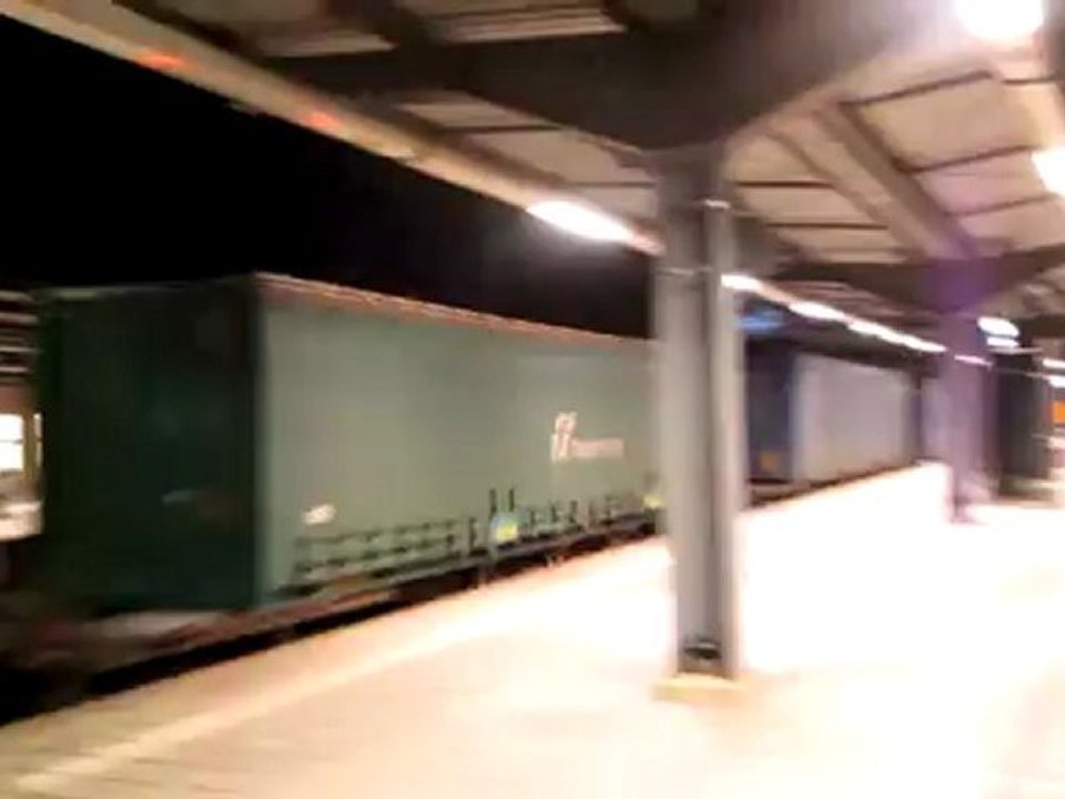 Logistik-drillinge mit containergüter am haken