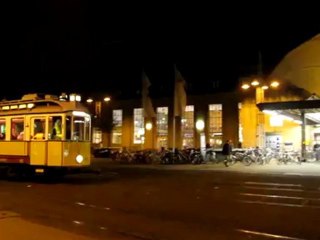 Straba Oldtimer am Bahnhof bei Dunkelheit