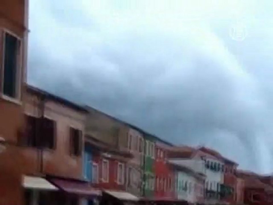 На Венецию обрушился шторм в форме торнадо