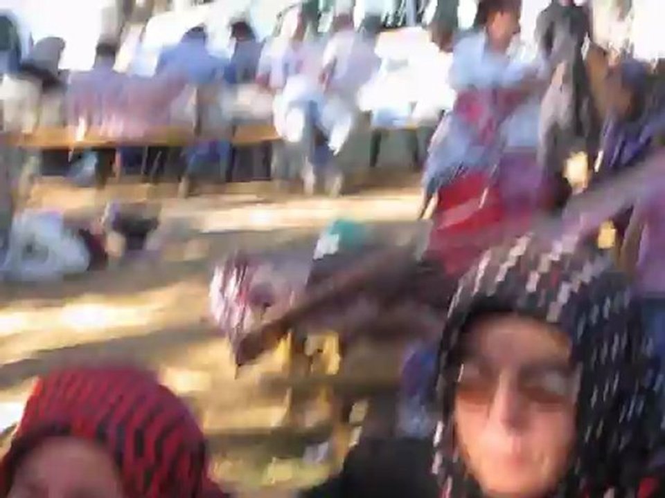 Sevda Gül ( Kapının önünde önlük dikiyor )