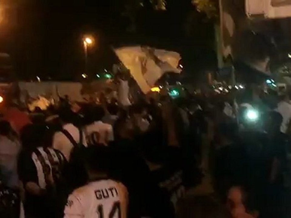 Taraftarımız Kazan'ın önünde şampiyonluğu kutluyor.