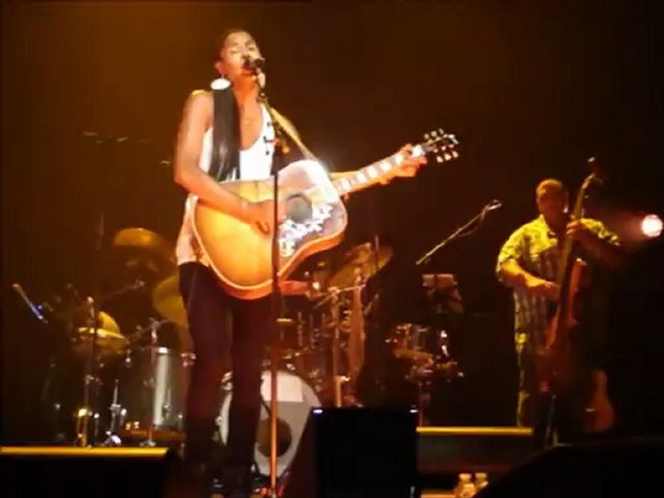 ayo "I'm not afraid" au café de la danse le 12/06/2012