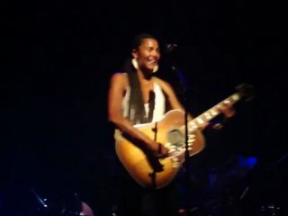 ayo "help is coming" au café de la danse le 12/06/2012