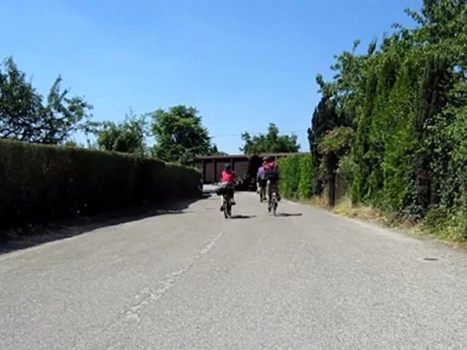 A2 Textproduktion A2 Bahnübergang Bulach Fahrradfahrer