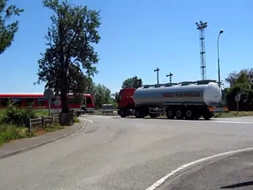 Lesetext A1 Lauterburg Bahnübergang