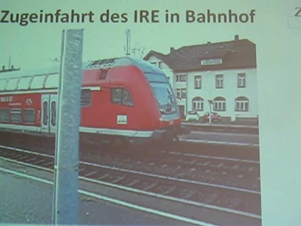 Deutsch lernen A1 - Zugeinfahrt des IRE in Bahnhof
