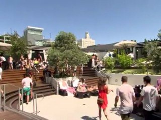 Pool Party - B-Roll - Featurette Pool Party - B-Roll (Anglais)