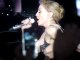 Madonna montre ses fesses en plein concert