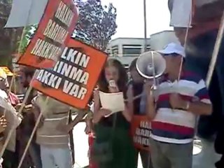 Barınma Hakkı Bürosu Belediye önünde