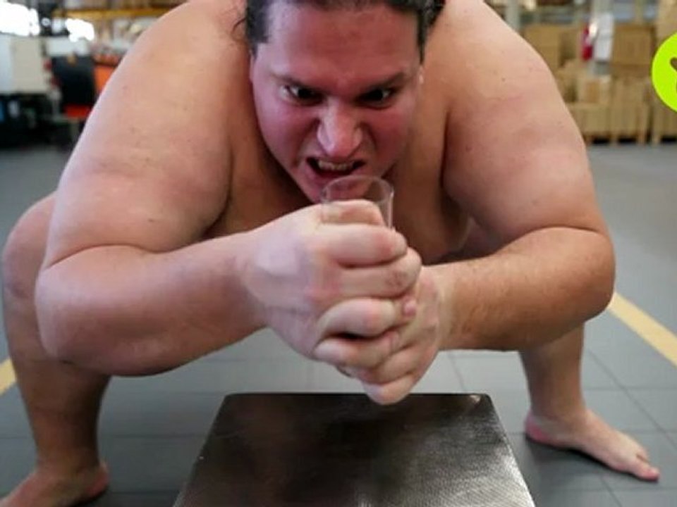 Lutteur de sumo vs Verre incassable RBDRINKS, qui sera le vainqueur ?