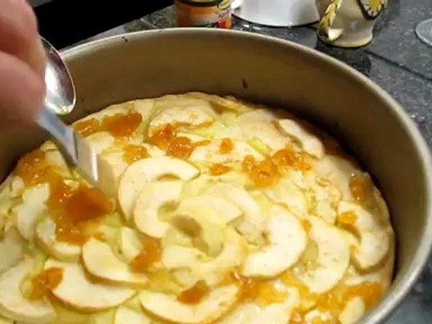 Kurs A2 Kap. 16 Passiv Hörtext gebackene Apfeltarte wird bestrichen