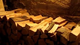 A2-B2 Hörtext Brennholz für Ofen im Keller aufgeschichtet
