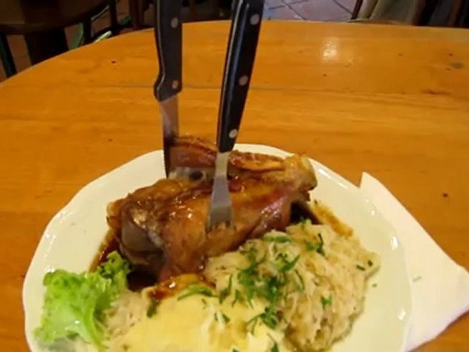A1 Thema Essen Schweinshaxe mit Sauerkraut und Kartoffelpüree