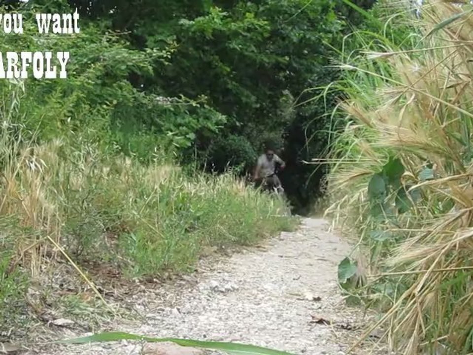 un becarfoly à vélo