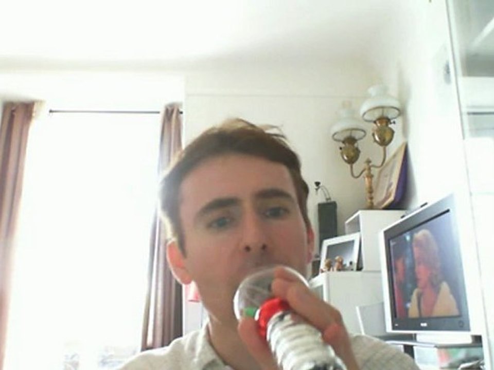 Wiwi égratigne "Julie la petite olive" des Wriggles