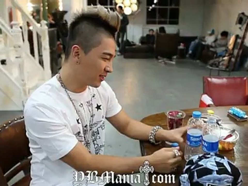 Taeyang drinking turkish water