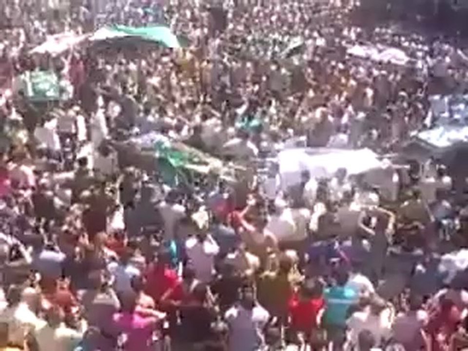 Syria فري برس  ادلب معرة النعمان رائد الحامض أغنية مالنا غيرك يا الله خلال تشييع 9 6 2012 Idlib
