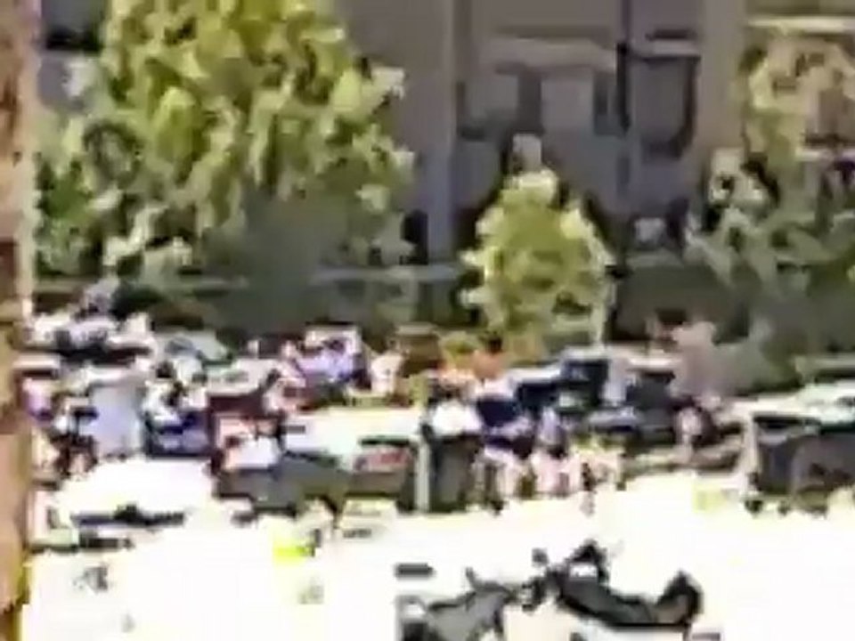 Syria فري برس دمشق برزة  عصابات الاسد يسرقون المحلات التجارية 13 6 2012 Damascus