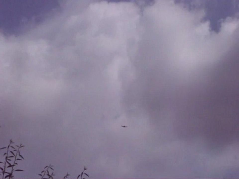 BruléParlesilluminés – Avions 5 – Petit avion pile au-dessus - Mai 2012