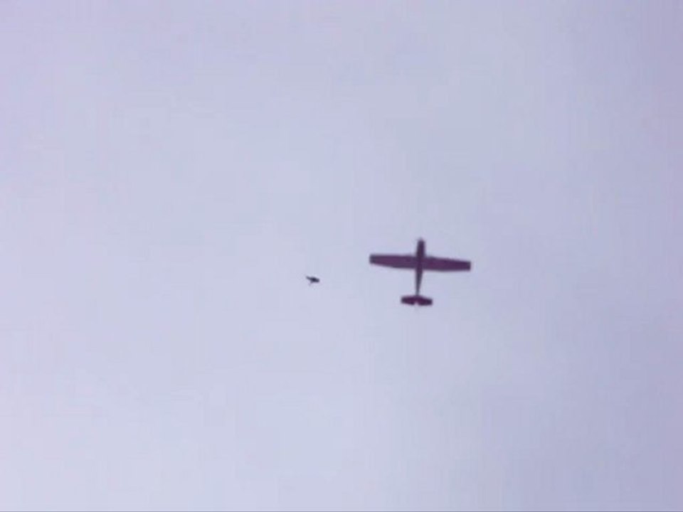 BruléParlesilluminés – Avions 6 – Petit avion pile au-dessus - Mai 2012