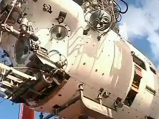 Chinese Jiaolong sub breaks deep-sea dive record