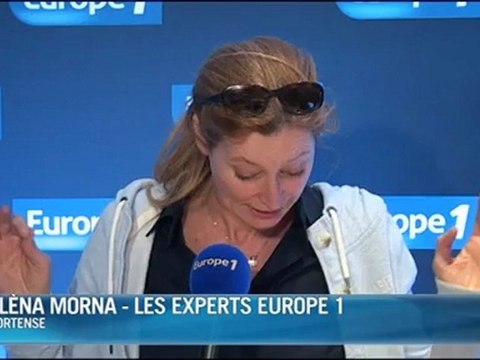 Belle-maman cueille des cerises nue